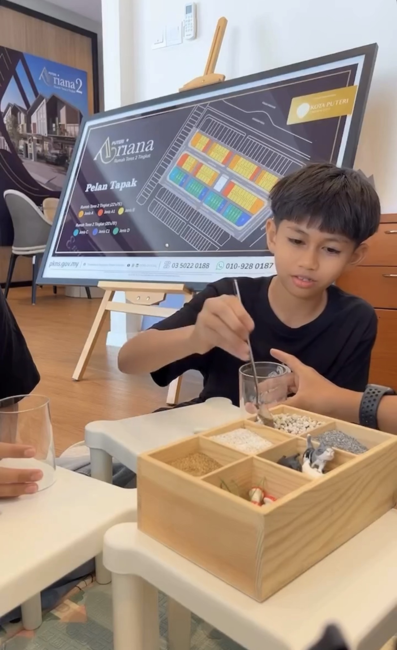 A child creating a terrarium during a Greenygift workshop